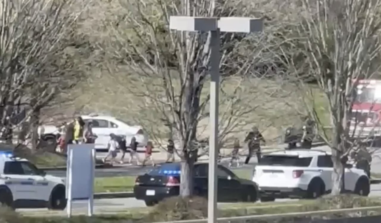 Niños son sacados de la mano por la policía de Nashville