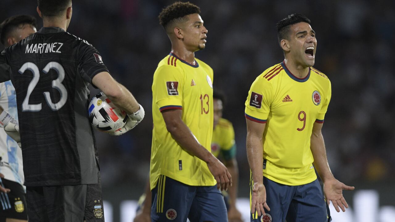 Colombia's Radamel Falcao (R) reacts after missing a goal during the South American qualification football match for the FIFA World Cup Qatar 2022 at the Mario Kempes Stadium in Cordoba, Argentina on February 1, 2022.
AFP/Juan Mabromata