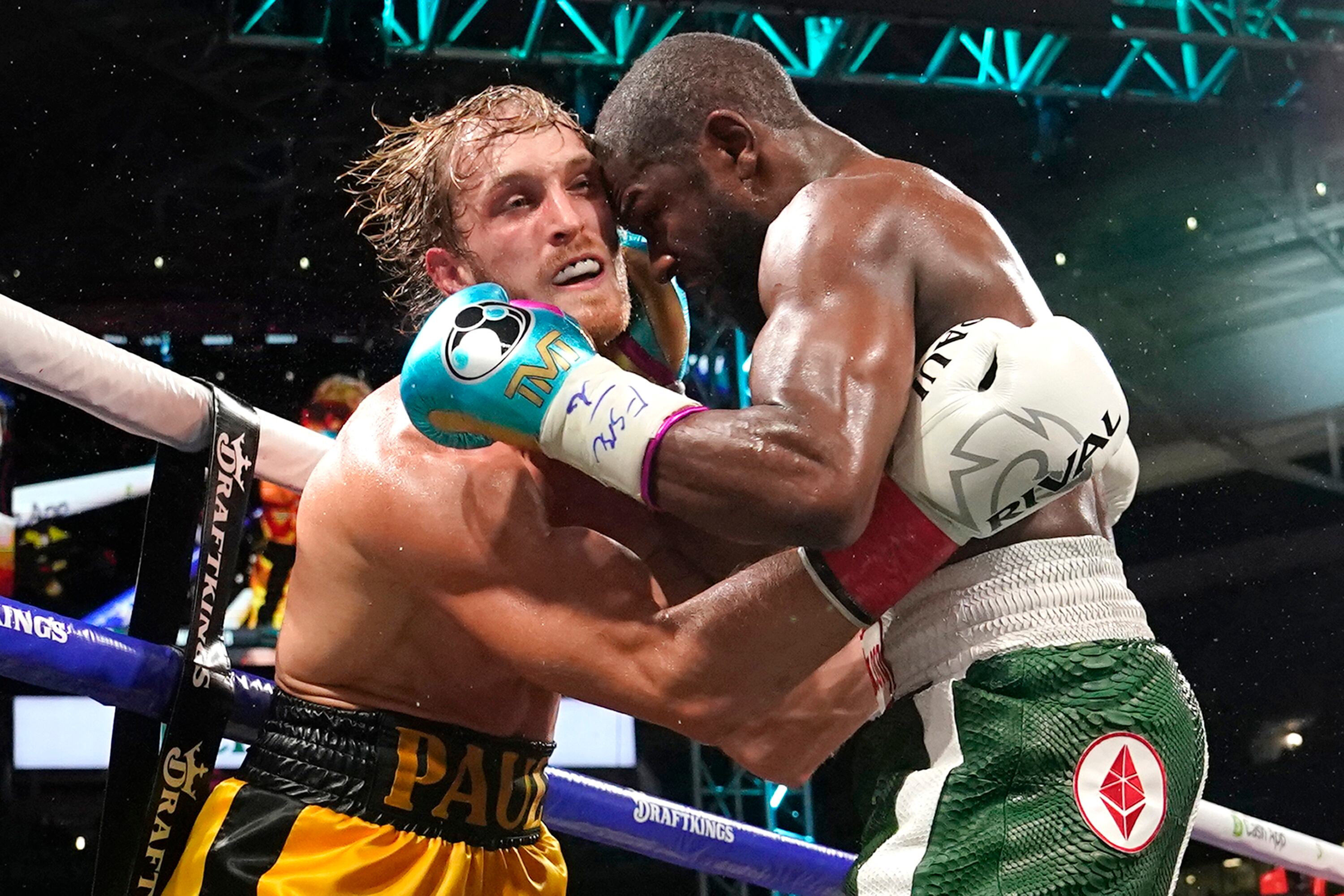 Logan Paul, izquierda, y Floyd Mayweather pelean durante un combate de boxeo de exhibición en el Hard Rock Stadium, el domingo 6 de junio de 2021, en Miami Gardens, Florida (AP Photo / Lynne Sladky)
