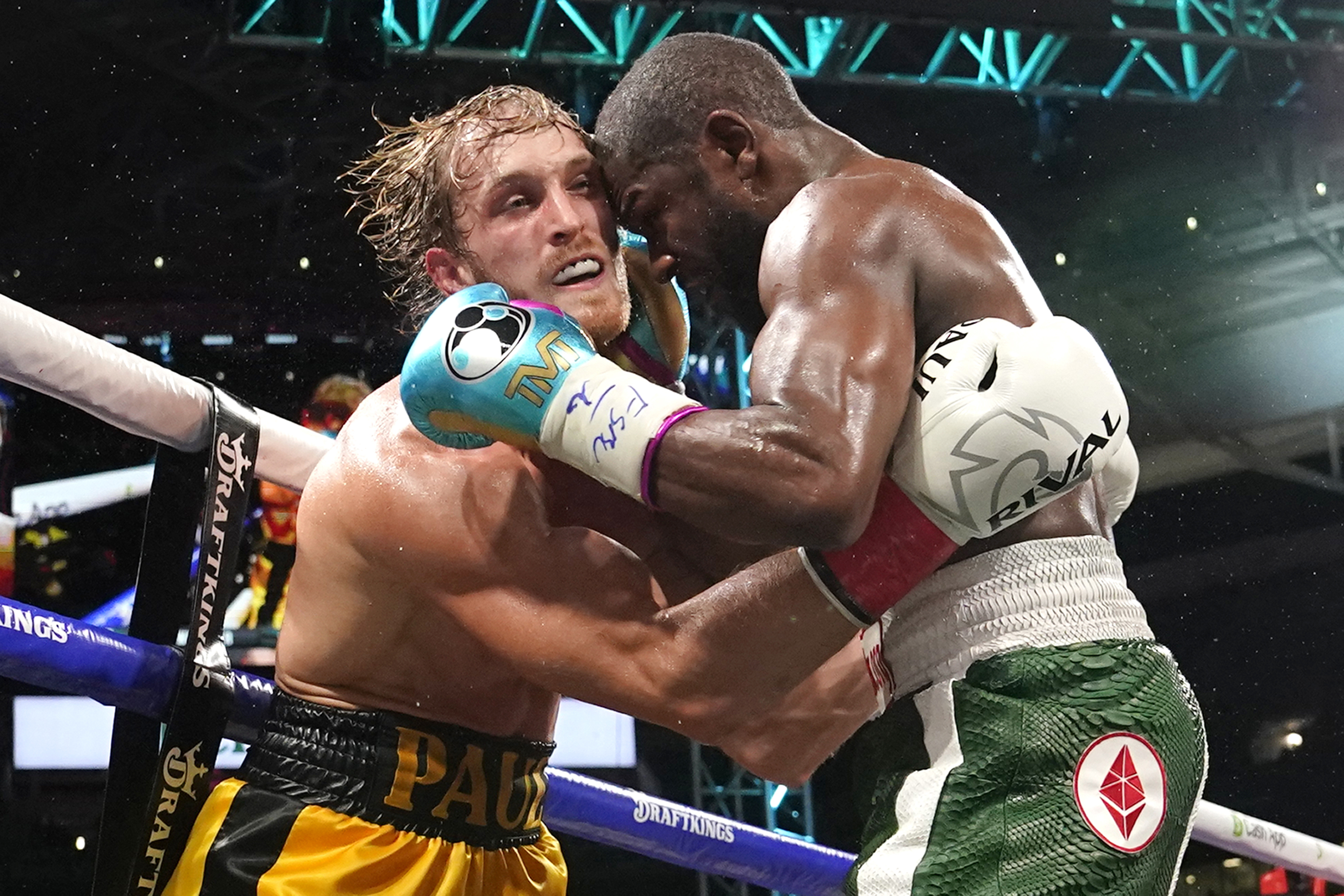 Logan Paul, izquierda, y Floyd Mayweather pelean durante un combate de boxeo de exhibición en el Hard Rock Stadium, el domingo 6 de junio de 2021, en Miami Gardens, Florida (AP Photo / Lynne Sladky)