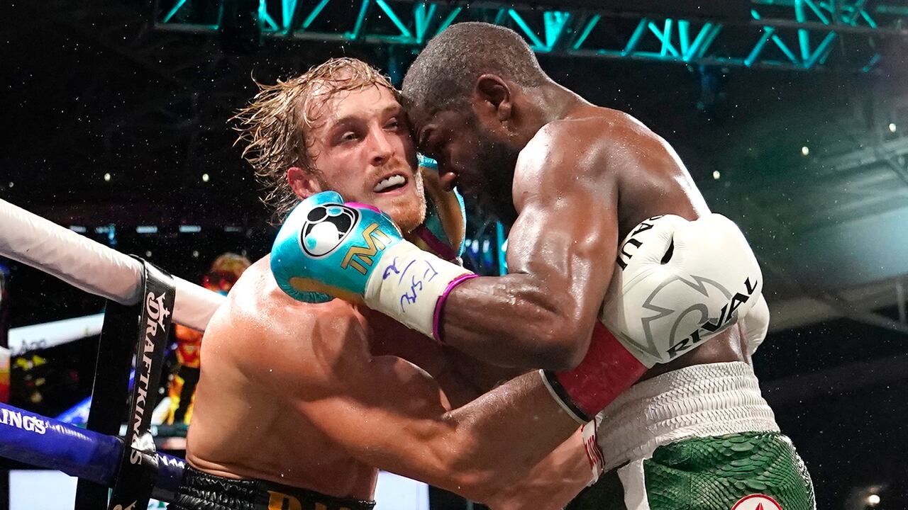 Logan Paul, izquierda, y Floyd Mayweather pelean durante un combate de boxeo de exhibición en el Hard Rock Stadium, el domingo 6 de junio de 2021, en Miami Gardens, Florida (AP Photo / Lynne Sladky)