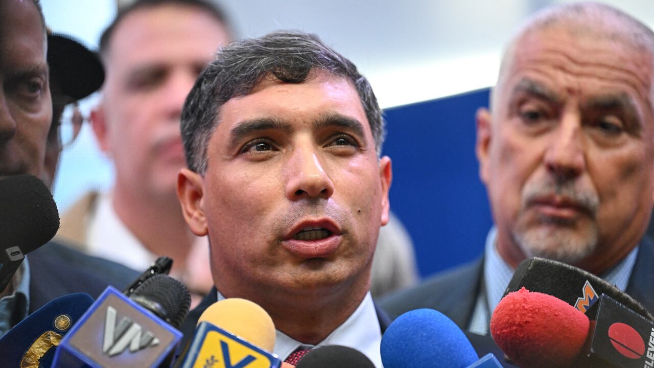 El Ministro de Petróleo de Venezuela y presidente de la petrolera estatal venezolana, PDVSA, Pedro Rafael Tellechea, habla con los medios de comunicación durante un foro de fabricantes en Caracas el 24 de mayo de 2024.