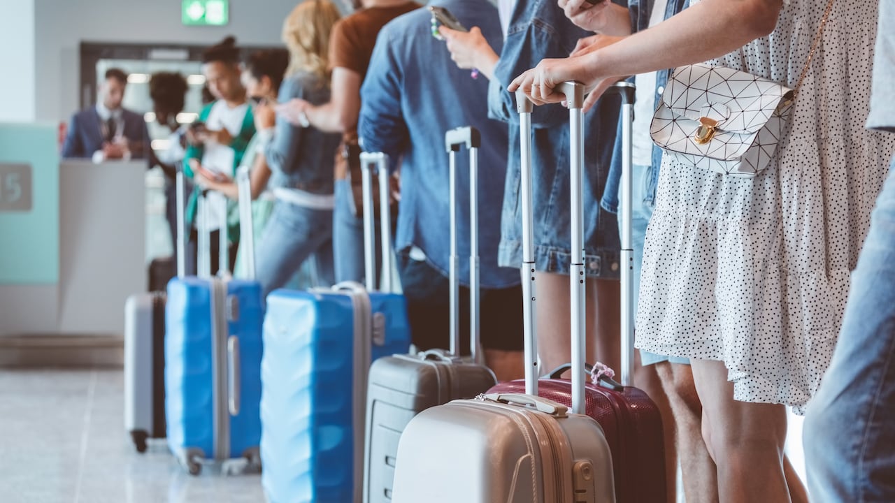 Pasajeros agotados llenan las salas de espera en aeropuertos de todo el país, mientras las cancelaciones se acumulan y los anuncios de nuevos retrasos no cesan.