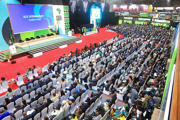 "La gran cuestión (...) es la oportunidad incomparable que la acción climática representa para África", dijo Ruto en su discurso inaugural. "Durante mucho tiempo, solo hemos analizado este tema, es hora de comenzar", añadió.