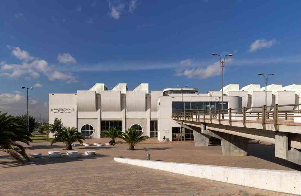 En 2001 se inauguró la Biblioteca Pública El Tintal Manuel Zapata Olivella diseñada por el arquitecto colombiano Daniel Bermúdez. Crédito foto: Enrique Guzmán G.