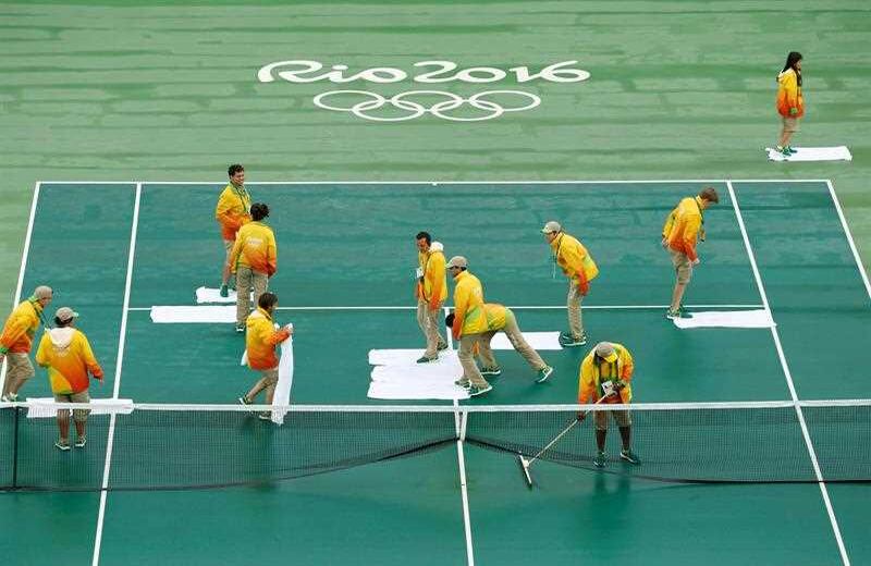 Los voluntarios son parte importante de los Juegos Olímpicos de Brasil 2016. Ante eventos como la lluvia están preparados para adecuar los espacios deportivos.