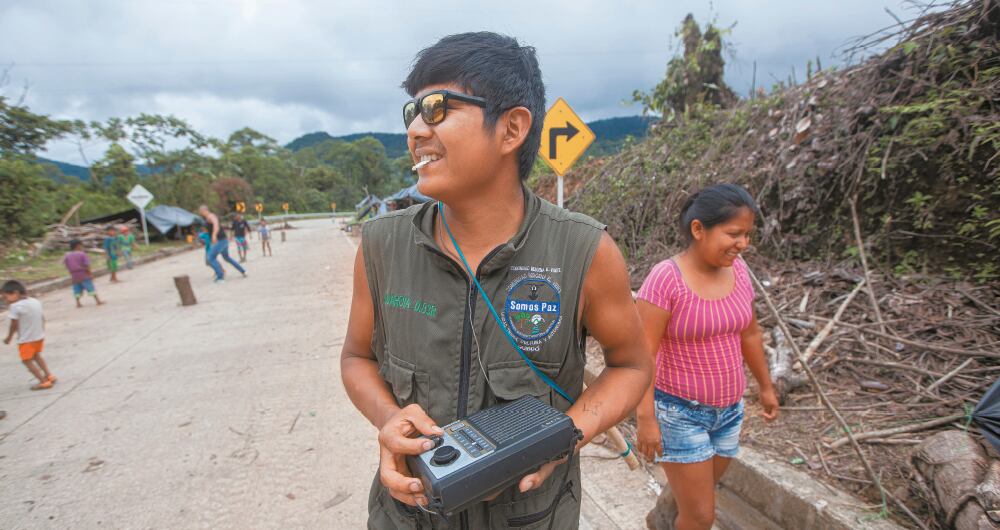 Cerca de Tutunendo, en La Equis, Chocó, la radio es el puente que los une con el mundo. Más ahora, cuando el virus termina de aislarlos. 