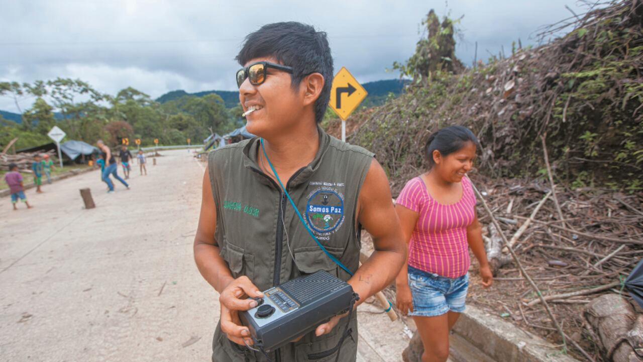 Cerca de Tutunendo, en La Equis, Chocó, la radio es el puente que los une con el mundo. Más ahora, cuando el virus termina de aislarlos.