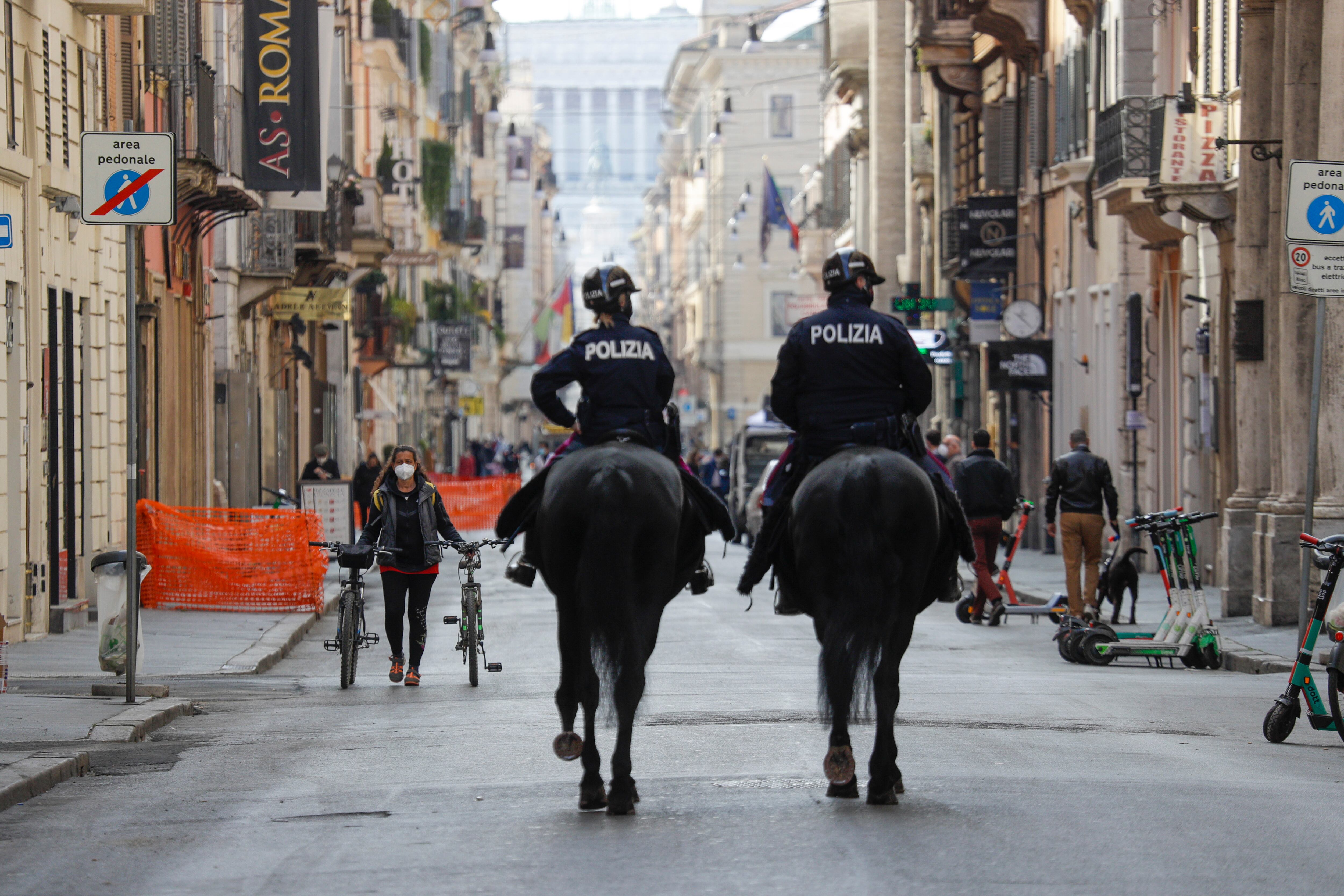 Los "carabinieri" en la Via del Corso en Roma. La fuerza aumentó su pie de fuerza para controlar el cumplimiento de las medidas para estos días festivos.