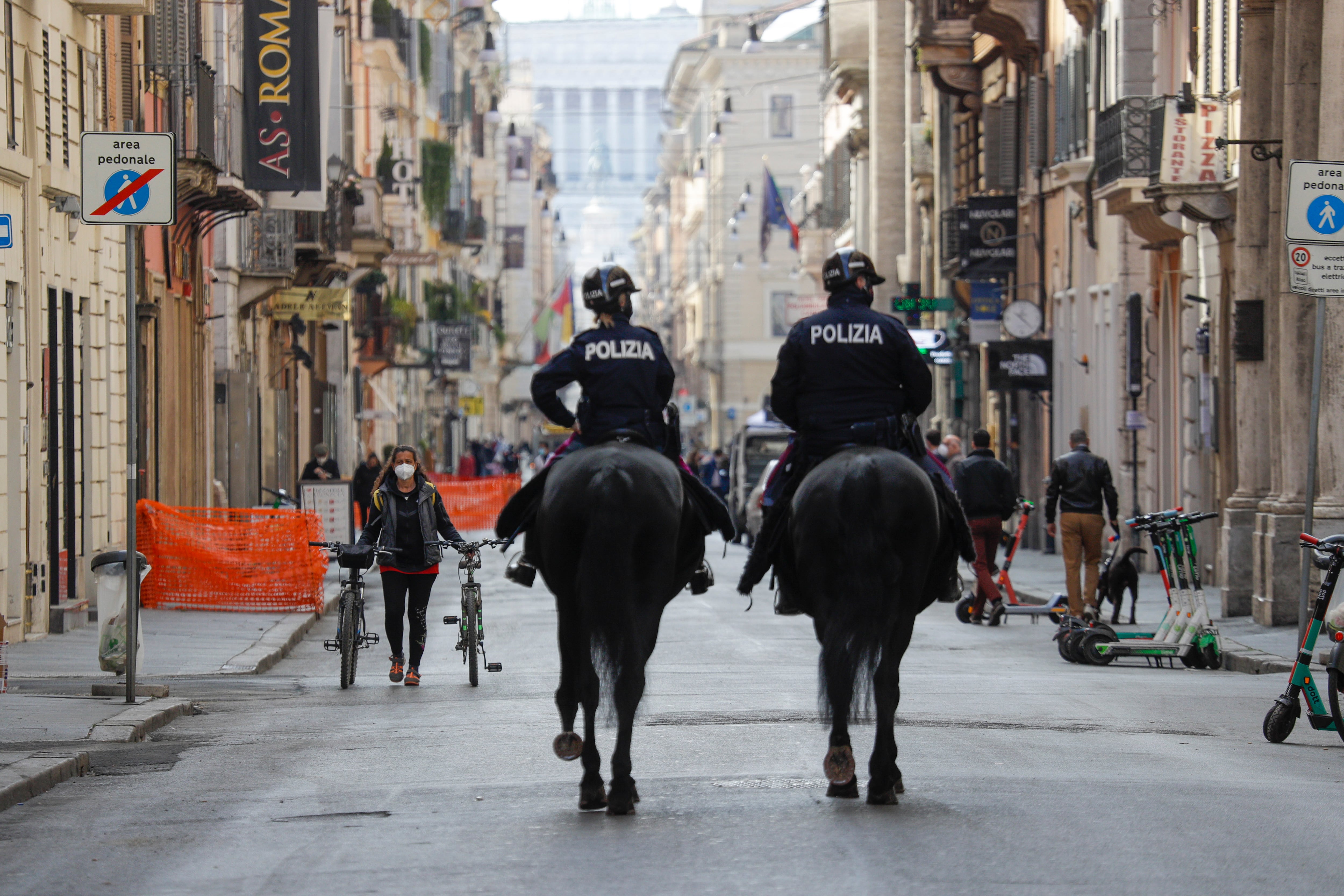 Los "carabinieri" en la Via del Corso en Roma. La fuerza aumentó su pie de fuerza para controlar el cumplimiento de las medidas para estos días festivos.