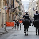 Los "carabinieri" en la Via del Corso en Roma. La fuerza aumentó su pie de fuerza para controlar el cumplimiento de las medidas para estos días festivos.