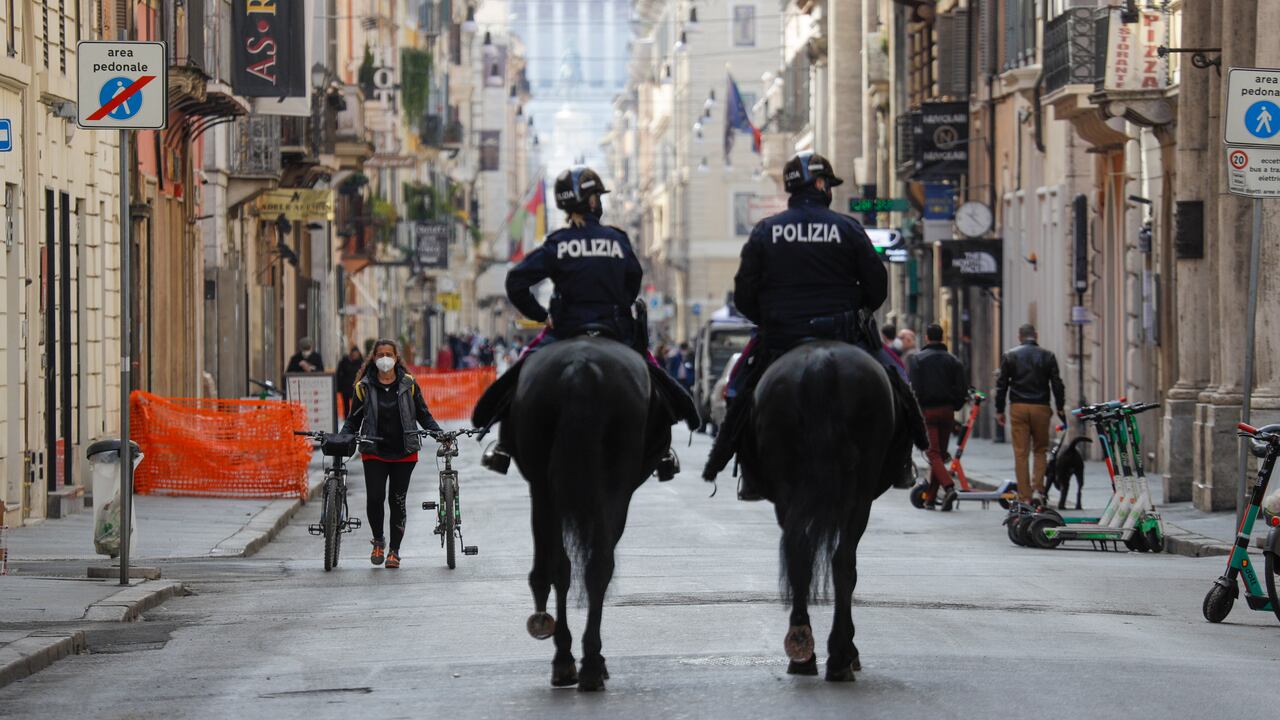 Los "carabinieri" en la Via del Corso en Roma. La fuerza aumentó su pie de fuerza para controlar el cumplimiento de las medidas para estos días festivos.