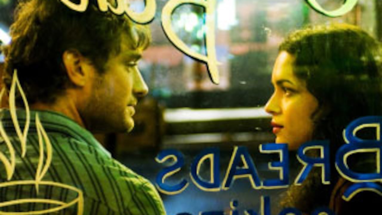 Elizabeth (Norah Jones) encuentra en Jeremy (Jude Law) el apoyo que necesita en los primeros días de su despecho