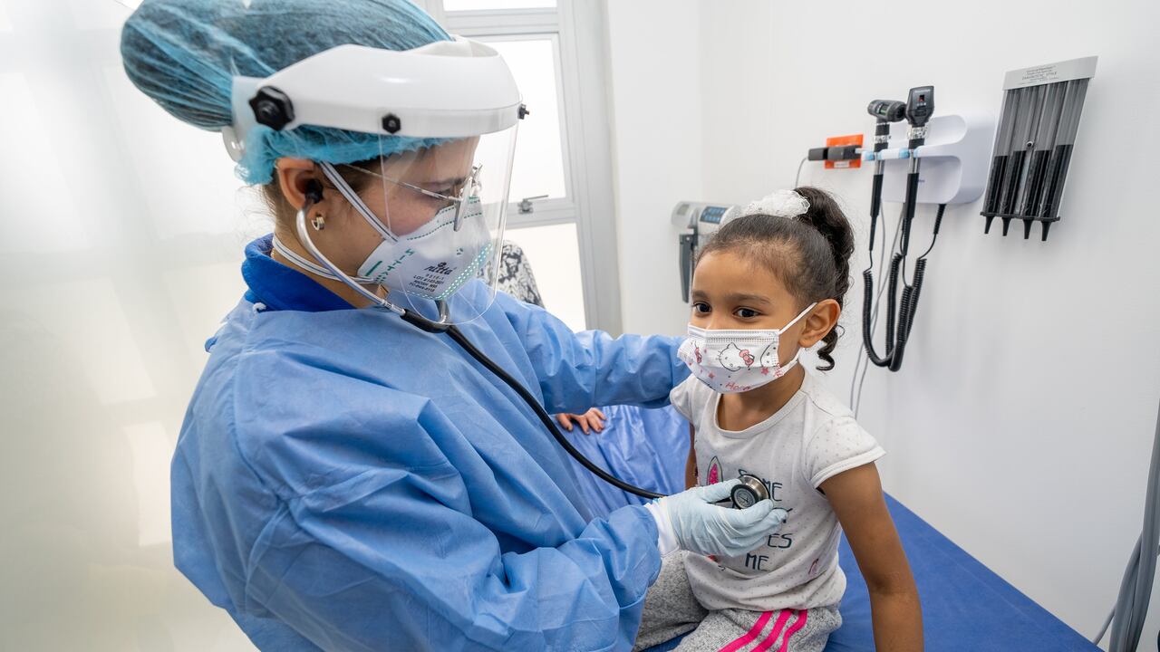 La doctora Paula Andrea Gamboa atiende a una paciente en la nueva clínica de Americares en Bogotá.