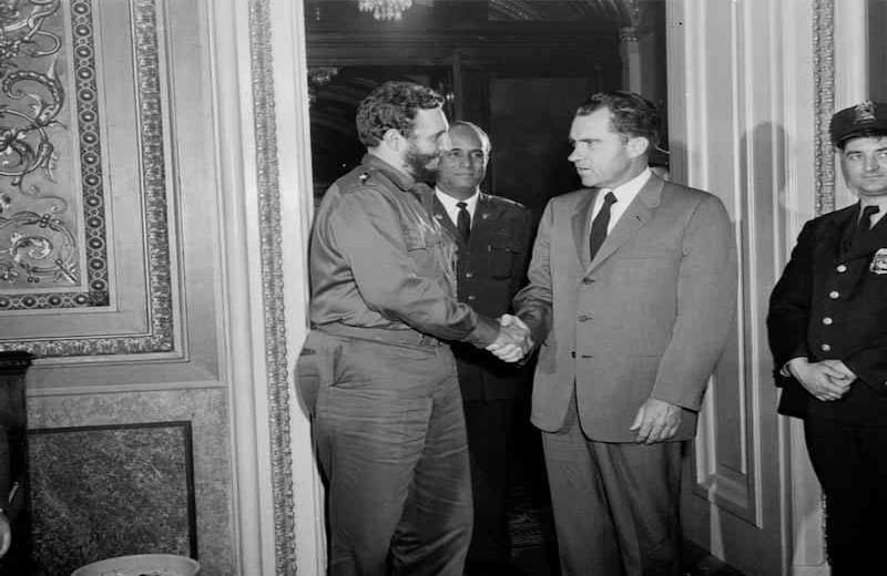 El vicepresidente estadounidense Richard Nixon y el primer ministro cubano Fidel Castro abandonan la oficina de Nixon el 19 de abril de 1959 después de una charla de dos horas y veinte minutos a puerta cerrada. La reunión había sido incluida en el programa de Castro como una visita de 15 minutos. En respuesta a una pregunta, Castro dijo que la reunión había sido "muy amistosa". Foto: AP