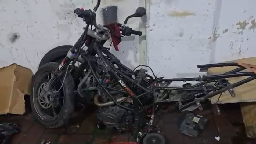 Una de las motos encontradas en el 'deshuesadero'.