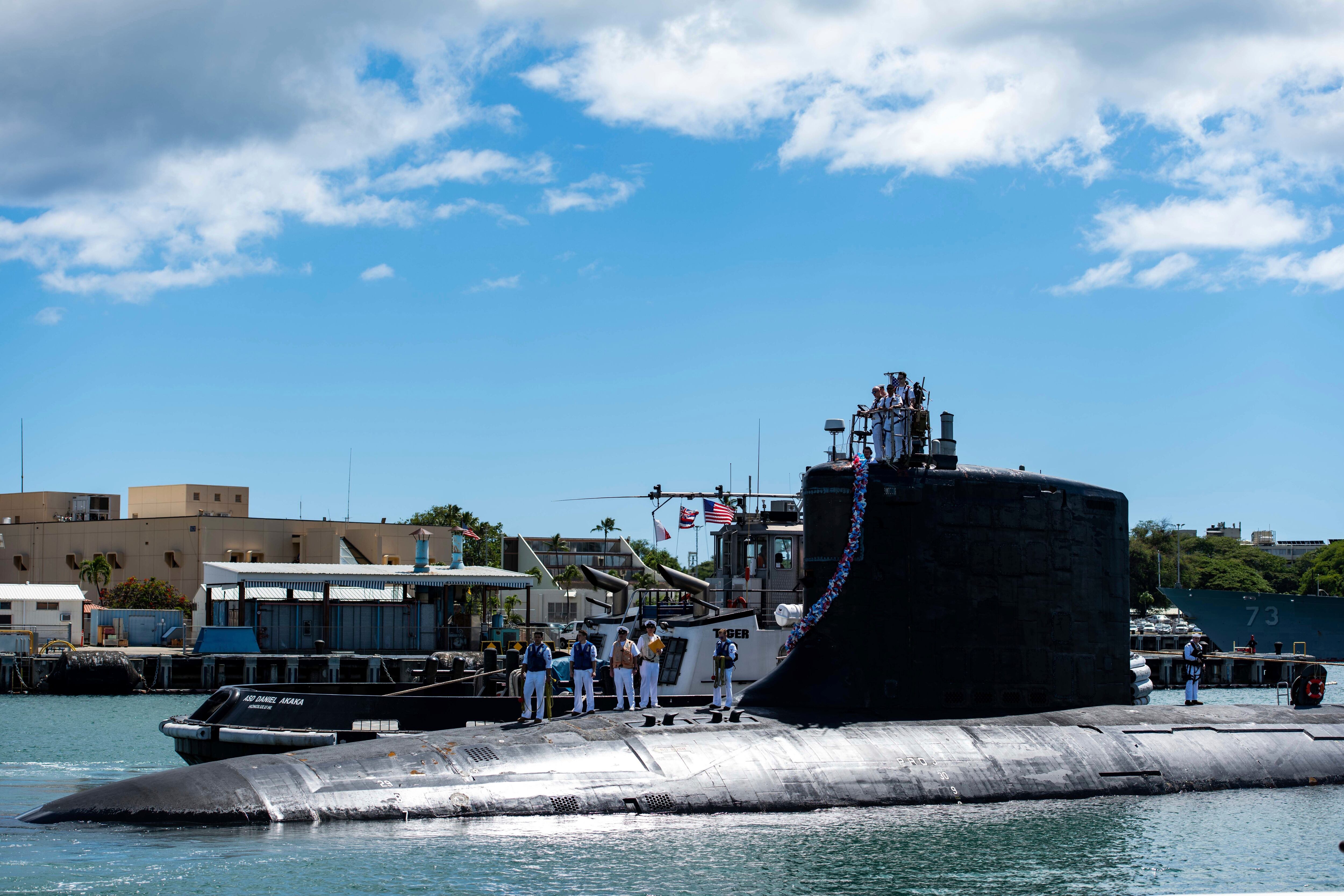 En esta foto proporcionada por la Marina de Estados Unidos, el submarino de ataque rápido de clase Virginia USS Illinois (SSN 786) regresa a su base en la base conjunta Pearl Harbor-Hickam tras un despliegue en la región de la 7ma flota, el 13 de septiembre de 2021. (Especialista de comunicación e masas de primera clase Michael B. Zingaro/Marina de Estados Unidos via AP)