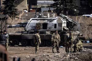 Militares ucranianos junto a un tanque del ejército ruso en la ciudad nororiental de Trostianets, el 29 de marzo de 2022. Ucrania dijo el 26 de marzo de 2022 que sus fuerzas habían recuperado la ciudad de Trostianets, cerca de la frontera con Rusia, una de las primeras ciudades en caer bajo el control de Moscú en su invasión de un mes.
