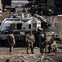 Militares ucranianos junto a un tanque del ejército ruso en la ciudad nororiental de Trostianets, el 29 de marzo de 2022. Ucrania dijo el 26 de marzo de 2022 que sus fuerzas habían recuperado la ciudad de Trostianets, cerca de la frontera con Rusia, una de las primeras ciudades en caer bajo el control de Moscú en su invasión de un mes.