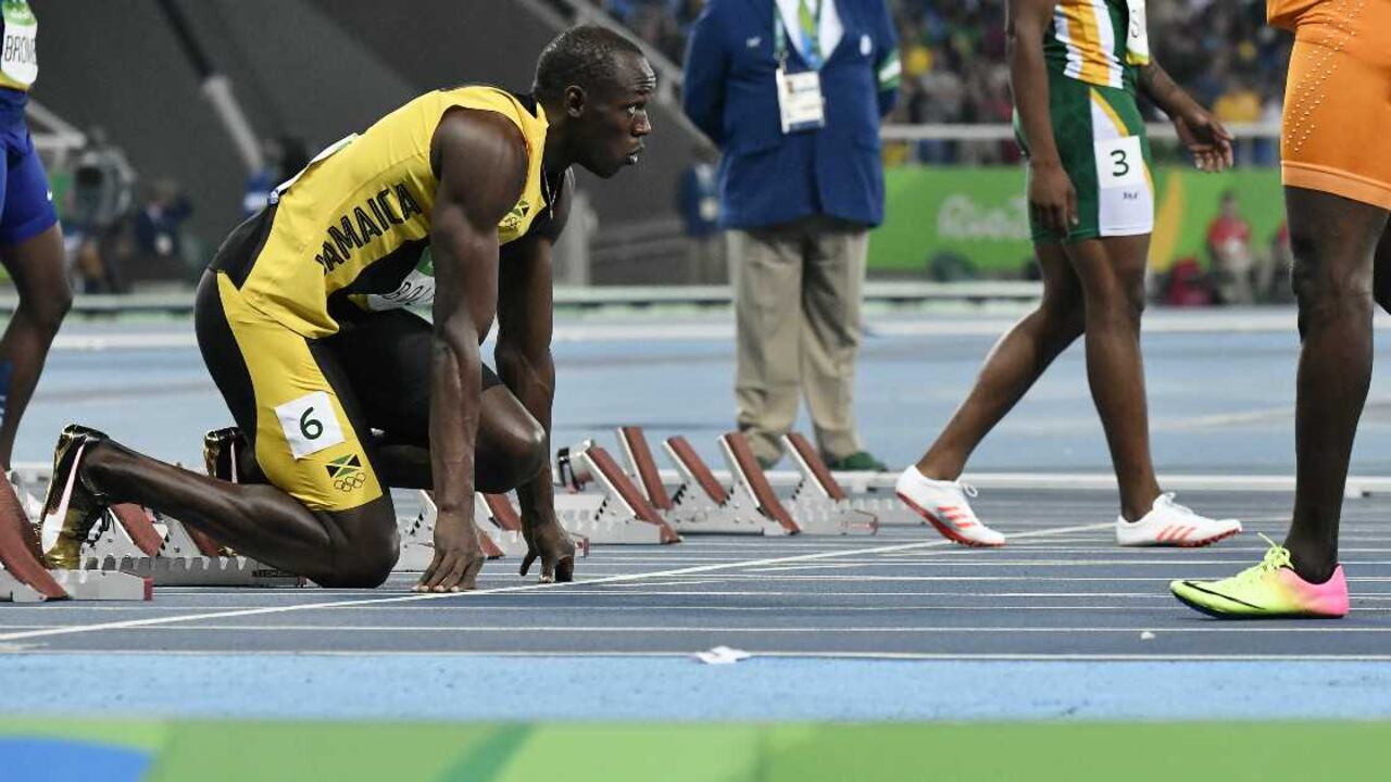 Usain Bolt y su preparación antes de la salida. Foto: Jeff Pachoud / AFP