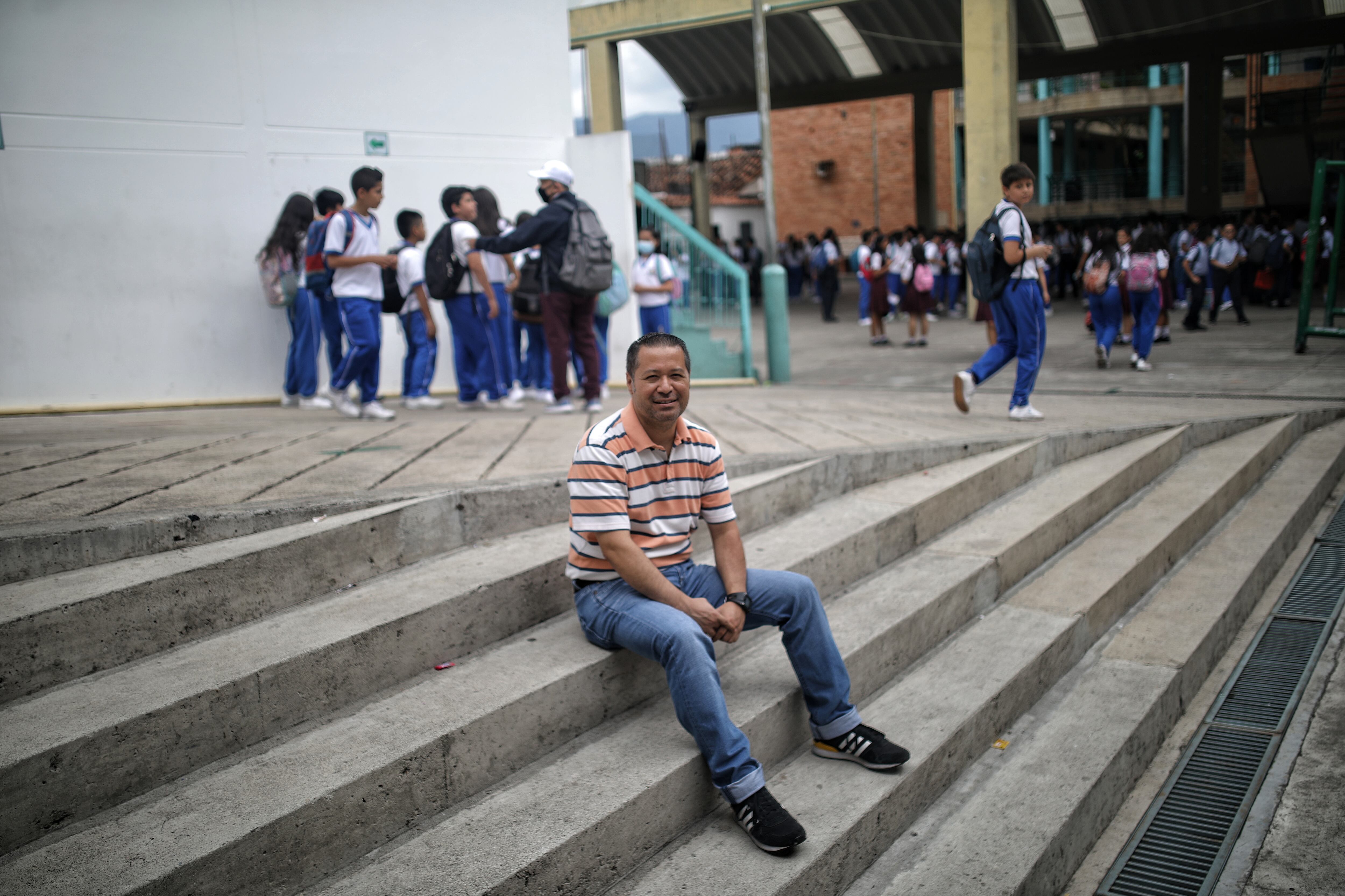 José Julián Carreño Zambrano, profesor Colegio Centro de Comercio. Piedecuesta, Santander. 
FOTO: ESTEBAN VEGA LA-ROTTA