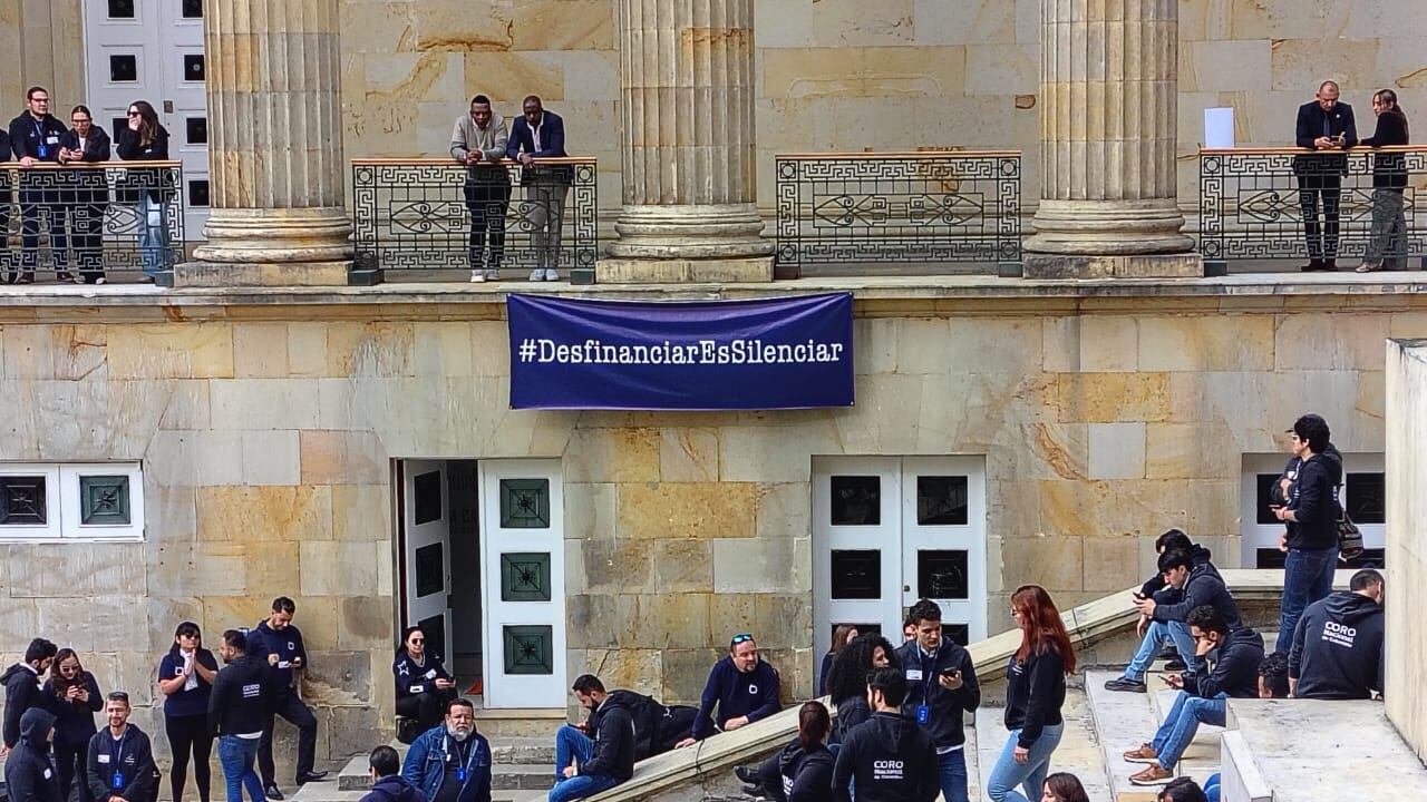 La Orquesta Sinfónica Nacional de Colombia y el Coro Nacional de Colombia hicieron un plantón musical en el Congreso de la República.