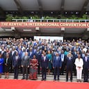 Líderes posan para una foto familiar durante la primera cumbre climática de África en el Centro Internacional de Convenciones Kenyatta en Nairobi, Kenia, el 4 de septiembre de 2023. (Foto de Andrew Kasuku/Agencia Anadolu a través de Getty Images)