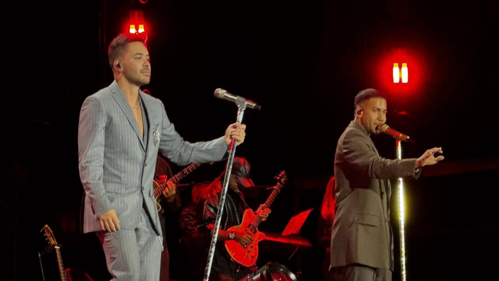 Los artistas recorrieron sus grandes éxitos, revivieron canciones de Aventura y sorprendieron con una puesta en escena que incluyó hasta una camioneta durante el cierre.