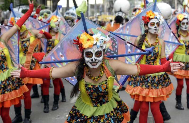 Las compañías bogotanas Escuela de Comparsas Alfonso López y Carnavalera Industria Creativa se unieron para hacer 'La pelona se coló' en la  fiesta inaugural, una representación del triunfo de la vida sobre la muerte como ocurre en la tradición popular de México.