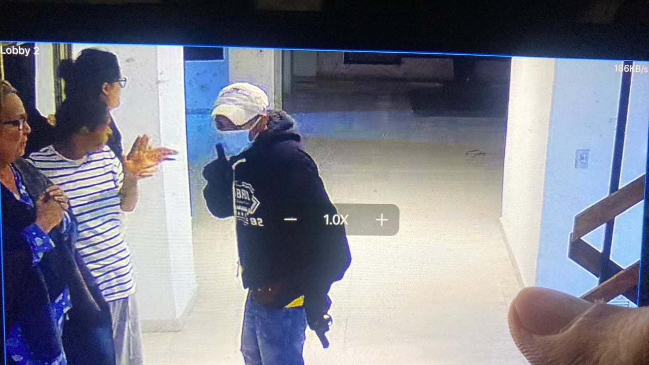 Imágenes de hombres que ingresaron a la fuerza al edificio donde vive el abogado José Luis Moreno