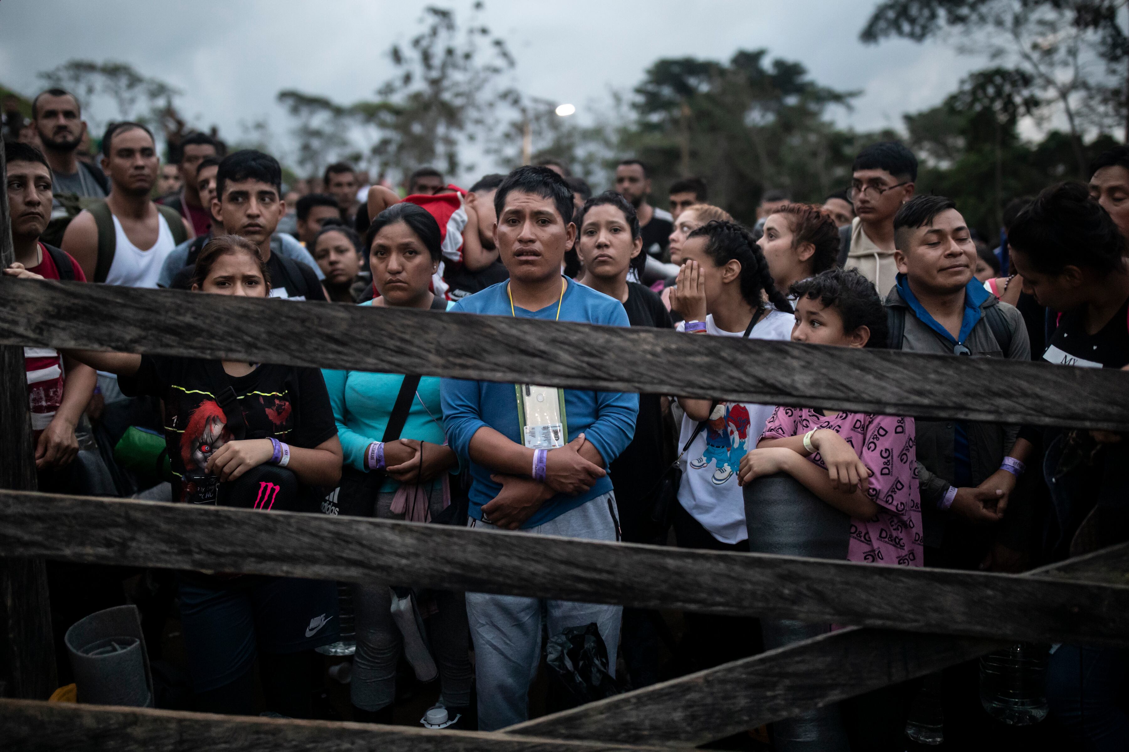 Migrantes que planean cruzar a pie la región del Darién de Colombia a Panamá con la esperanza de llegar a Estados Unidos se reúnen en el campamento de Acandí, Colombia, el martes 9 de mayo de 2023. La imagen fue parte de una serie tomada por los fotógrafos de The Associated Press Iván Valencia, Eduardo Verdugo, Félix Márquez, Marco Ugarte, Fernando Llano, Eric Gay, Gregory Bull y Christian Chávez que ganó el Premio Pulitzer 2024 en Fotografía de Reportaje. (AP Foto/Iván Valencia)