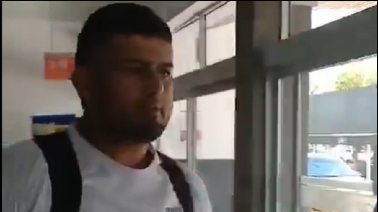 Hincha del Cali increpa a uno de los jugadores en el aeropuerto