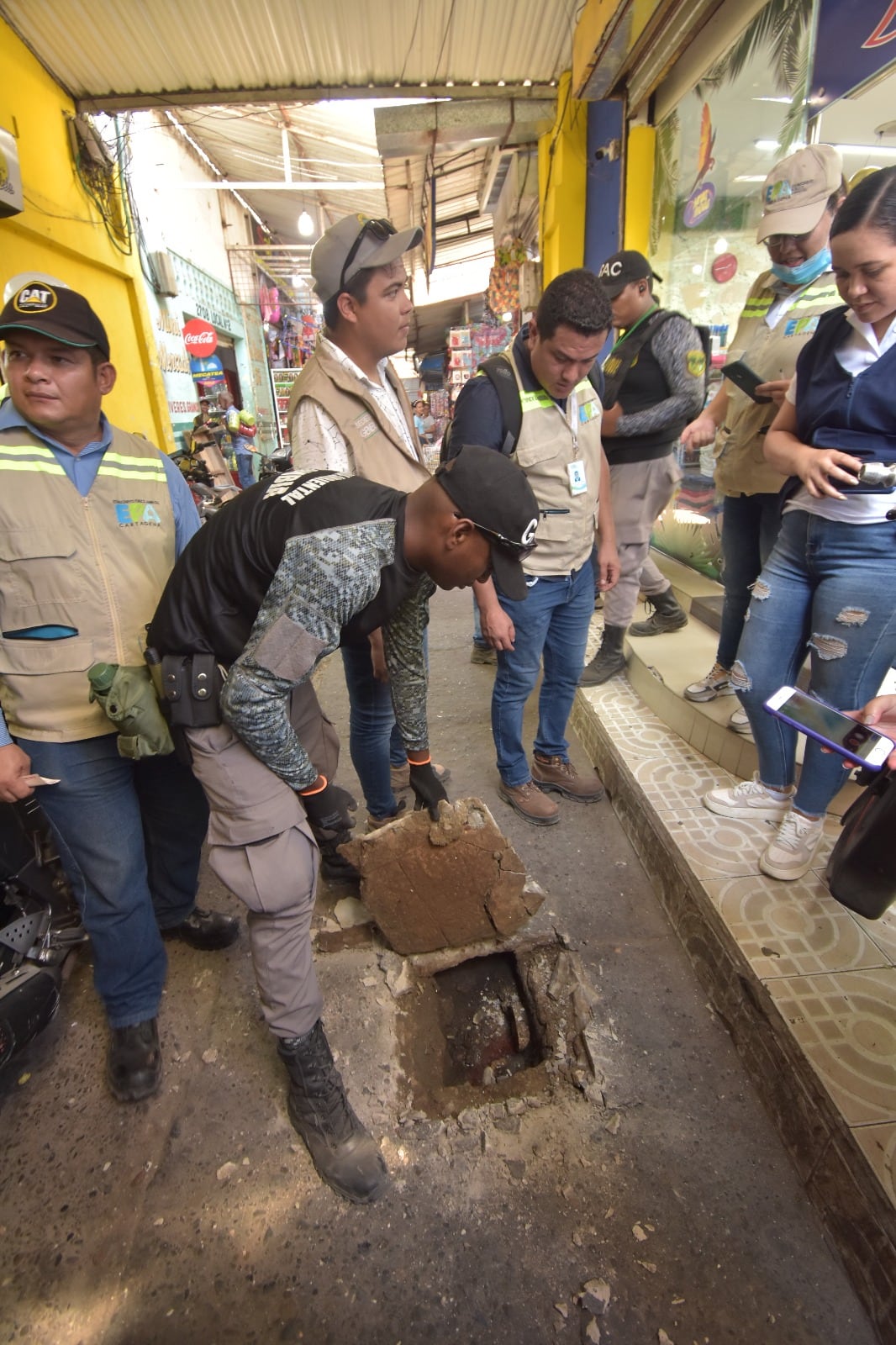 Vertimientos ilegales que realizan a los drenajes pluviales del Mercado de Bazurto