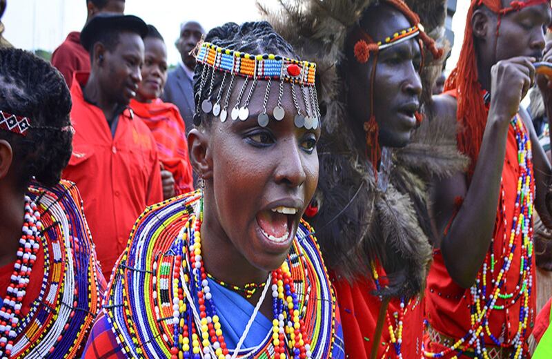 Bailarines tradicionales Maasai dan la bienvenida a los medallistas de atletismo de Kenia en el aeropuerto de Nairobi.