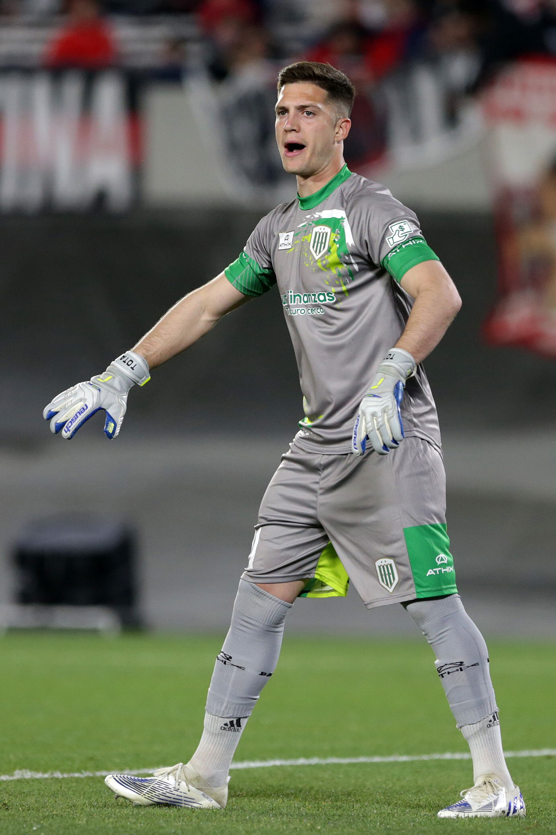 Facundo Cambeses de Banfield da instrucciones a sus compañeros durante un partido entre River Plate y Banfield como parte de la Liga Profesional 2022 en el Estadio Mas Monumental Antonio Vespucio Liberti el 14 de septiembre de 2022 en Buenos Aires, Argentina. (Foto de Daniel Jayo/Getty Images)