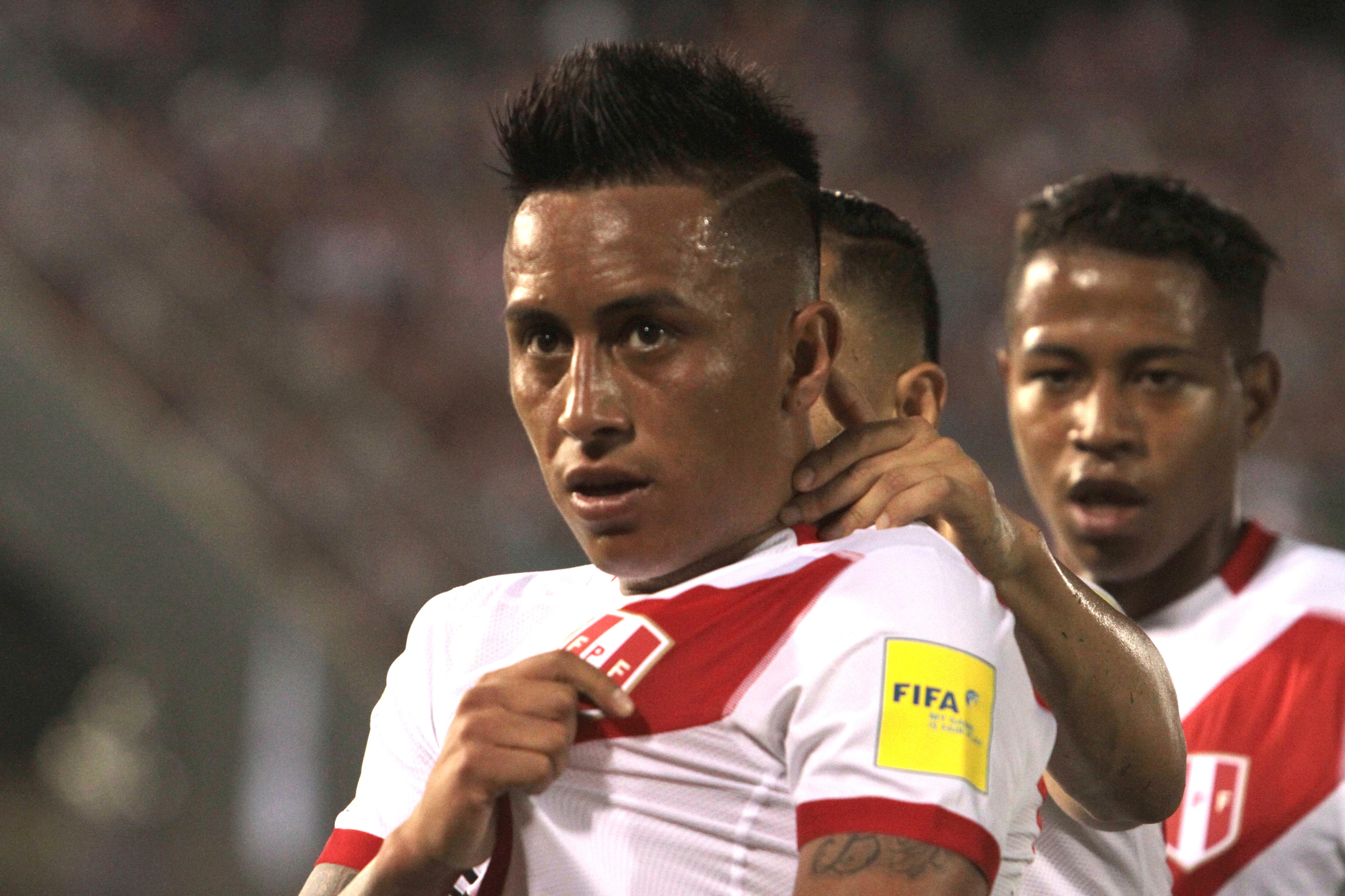 Christian Cueva celebrando un gol con la selección de Perú.