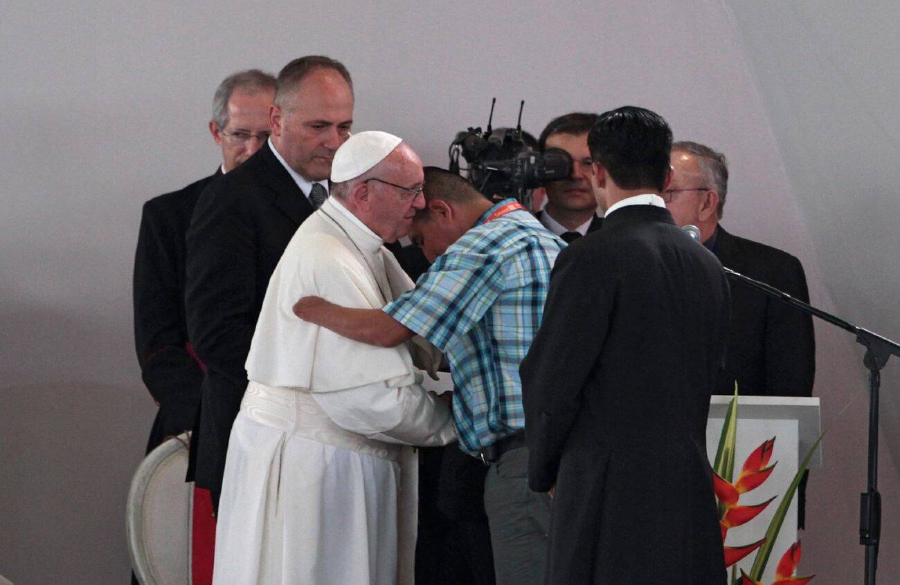 El papa se conmovió con las víctimas. Foto: León Darío Peláez