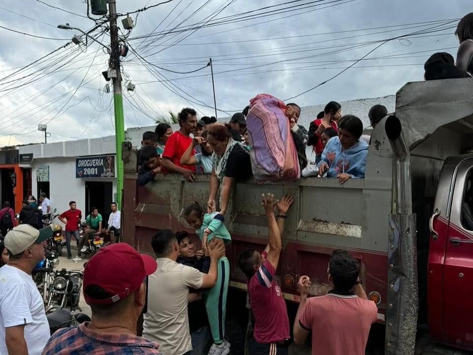 De acuerdo con las autoridades de Cúcuta, los esfuerzos en la recolección de alimentos y de gestión de ayudas humanitarias no son suficientes para la cantidad de personas que tuvieron que desplazarse de manera masiva y que están llegando a esa ciudad desde el Catatumbo.