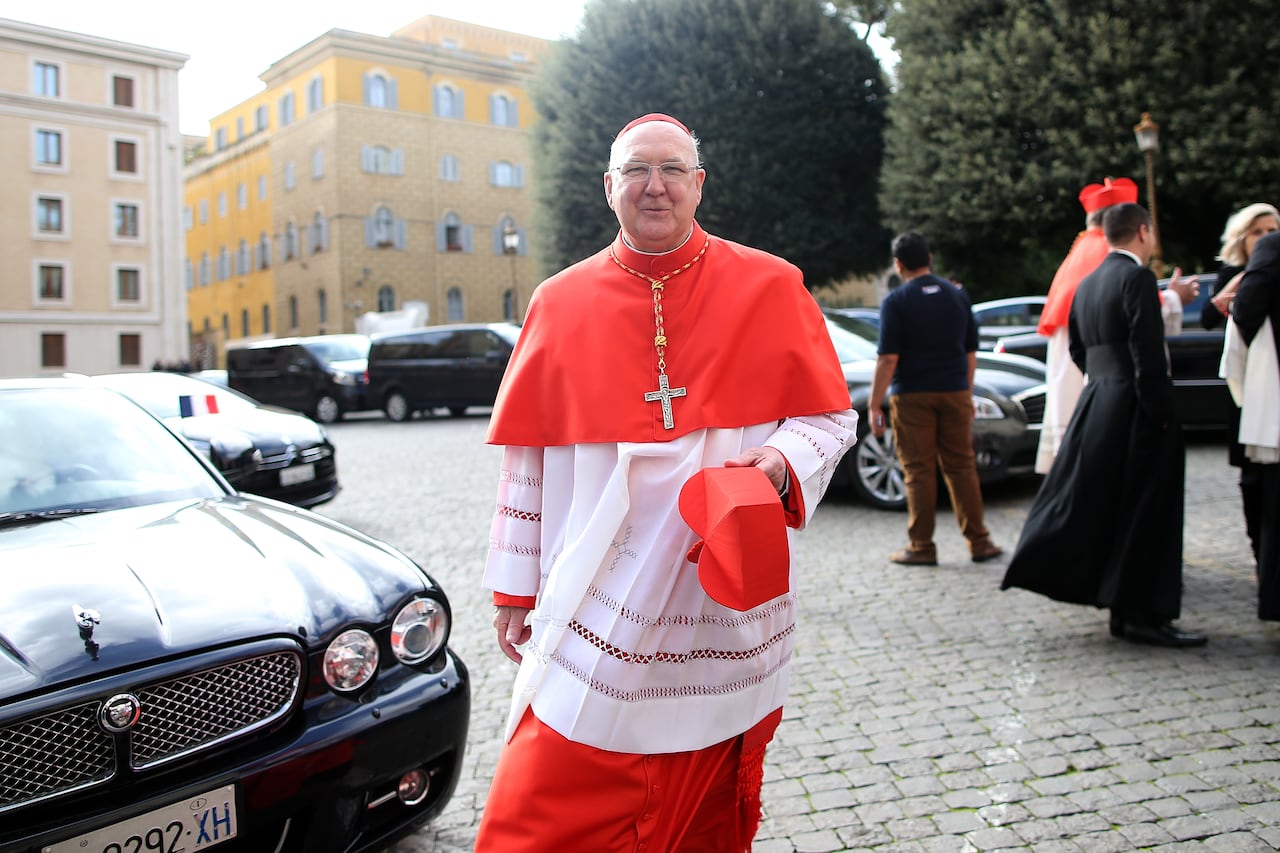 A él le corresponde convocar las reuniones de cardenales, llamadas "congregaciones", y decidir en sintonía con ellas el día y la hora designados para exponer los restos del difunto papa, así como la fecha de inhumación, que debe producirse entre el cuarto y el sexto día después del fallecimiento.