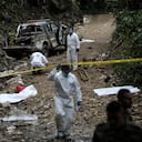 Completamente destrozada quedó la patrulla de policía luego del ataque. Funcionarios de la Fiscalía llegaron hasta el punto para recolectar pruebas y hacer el levantamiento de los cuerpos.