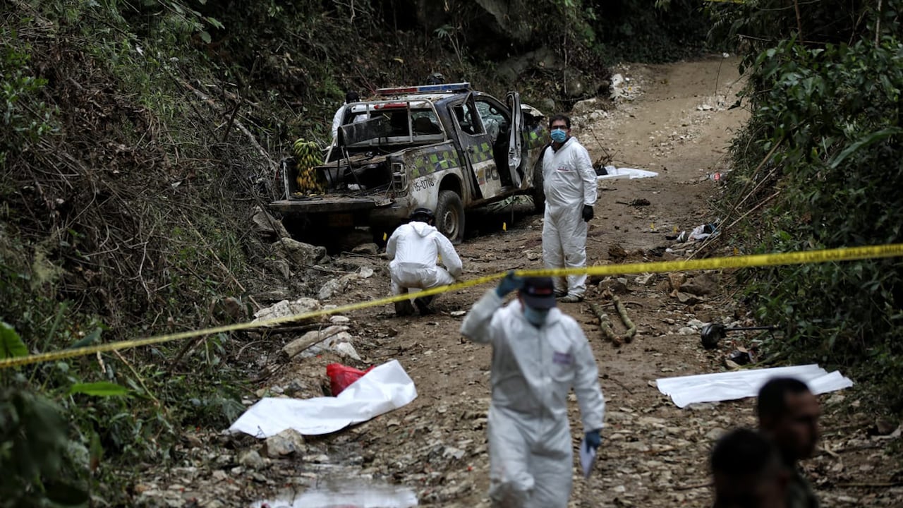 Completamente destrozada quedó la patrulla de policía luego del ataque. Funcionarios de la Fiscalía llegaron hasta el punto para recolectar pruebas y hacer el levantamiento de los cuerpos.