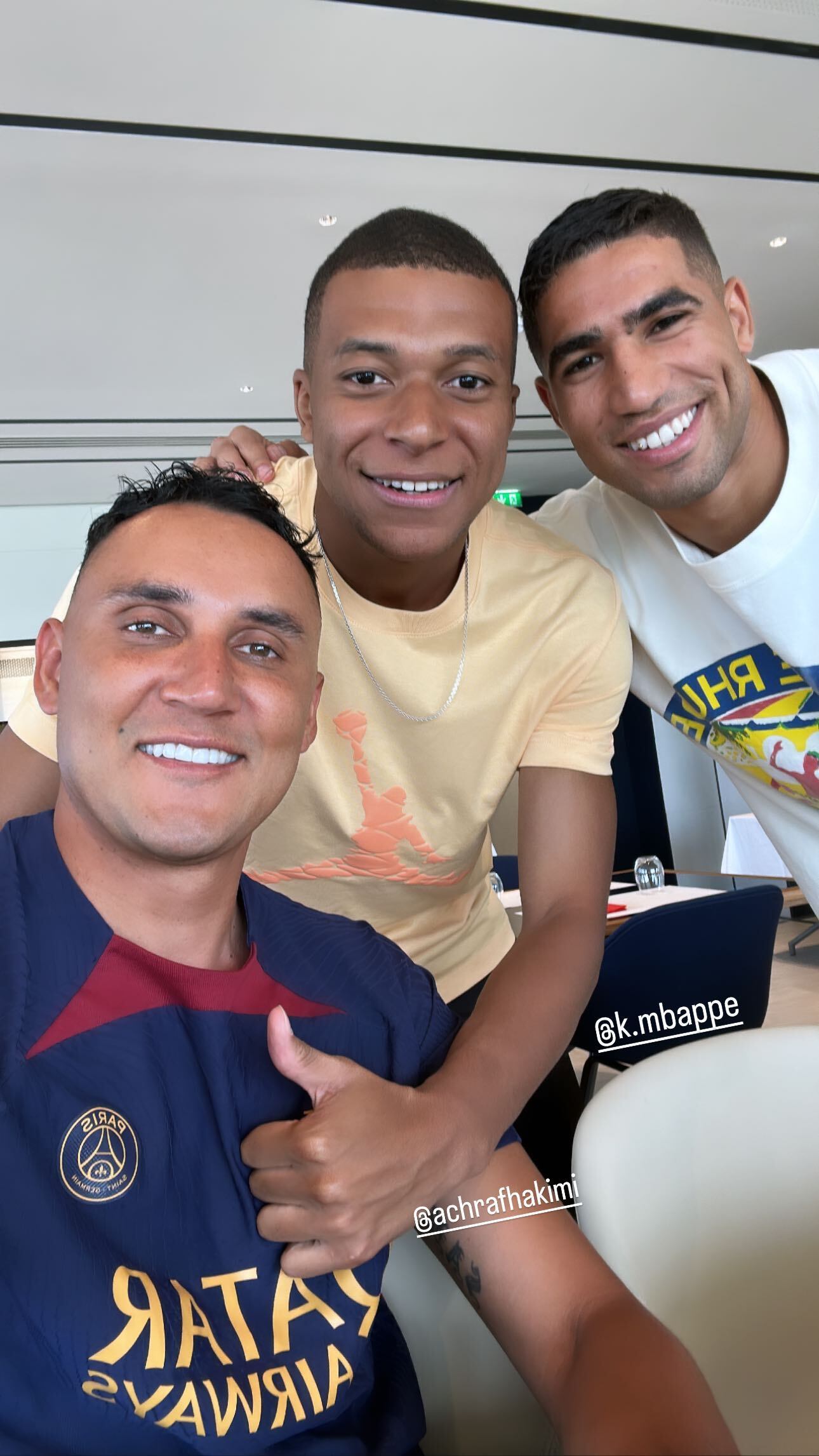 Keylor Navas se tomó una selfie con Mbappé y Hakimi.