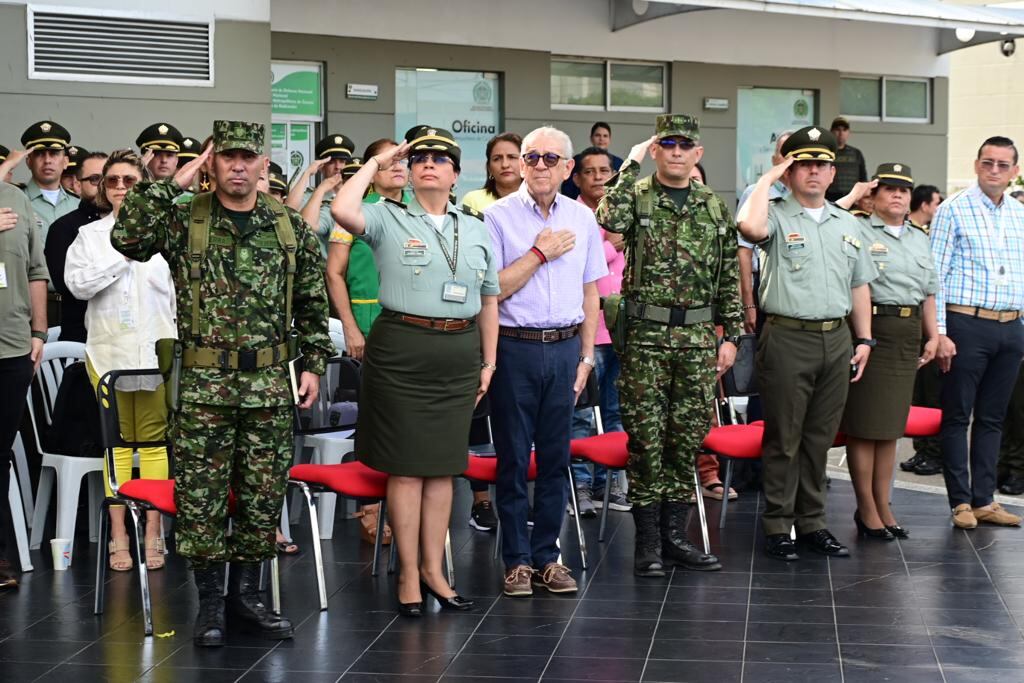 Izada de los símbolos patrios.