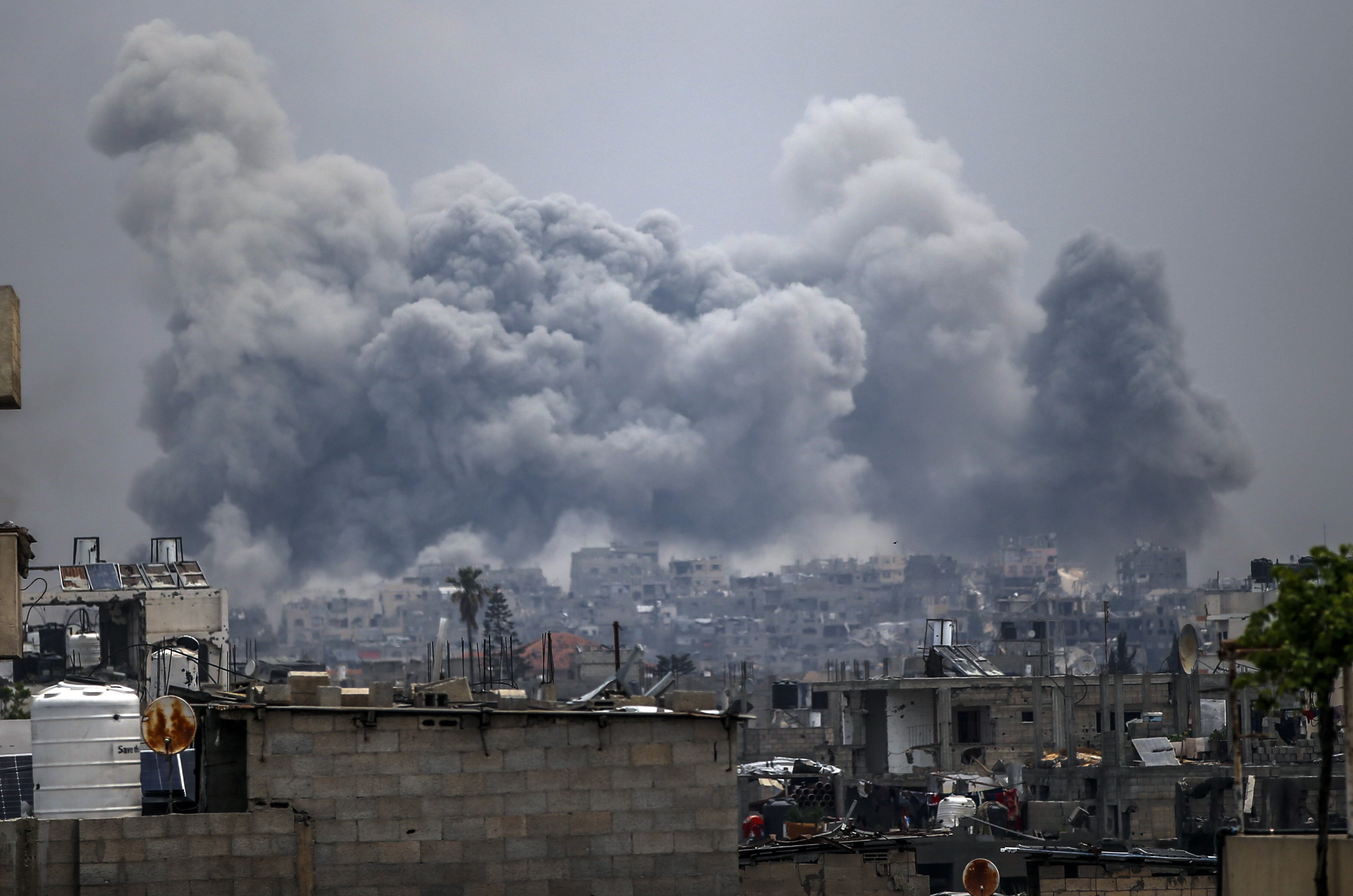 Humo se eleva tras un ataque israelí en el barrio de Tel al Zaatar, Ciudad de Gaza, Gaza, el 15 de mayo de 2025. (Foto de Mahmoud Issa/Anadolu vía Getty Images)