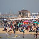 La gente acude en masa a la playa después de más de un año de restricciones por coronavirus, durante las celebraciones del Día de la Independencia, en Tel Aviv, Israel, el jueves 15 de abril de 2021. Israel está celebrando su Día de la Independencia anual, marcando 73 años desde la fundación del estado en 1948. (Foto AP / Ariel Schalit)