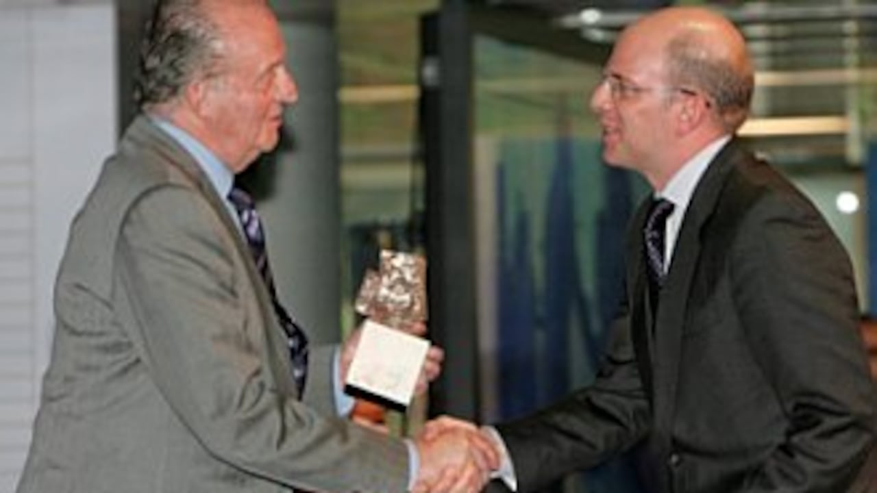 El Rey, Juan Carlos de Borbón entrega a Alejandro Santos, Director de Revista SEMANA el 'Premio Rey de España.
FOTO: EFE