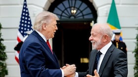 El presidente brasileño Luiz Inácio Lula da Silva (D) se reúne con el presidente estadounidense Donald Trump (I) en la Casa Blanca en Washington, D.C., Estados Unidos, el 7 de mayo de 2026.