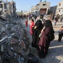 Palestinos observan la destrucción causada por el bombardeo israelí de la Franja de Gaza en Rafah, el lunes 4 de diciembre de 2023. (Foto AP/Hatem Ali)