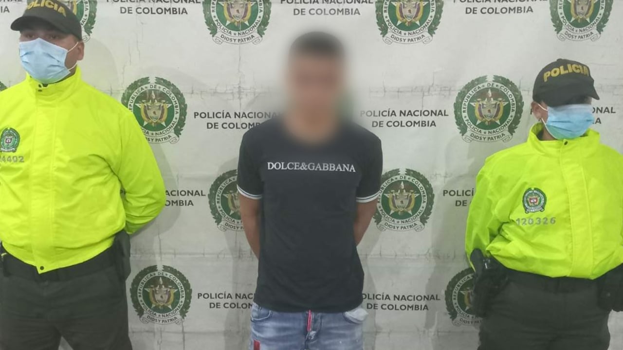 El capturado tiene 26 años de edad. Otros dos implicados siguen libres.
