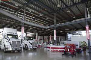 Casa Inglesa cuenta con un grupo de asesores que acompaña a los clientes durante el proceso de compra, y a través de un software configura el vehículo de acuerdo a lo que ellos buscan.